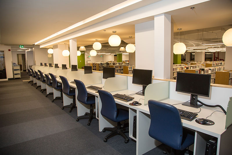 Postes informatiques à la bibliothèque Paul-O.-Trépanier