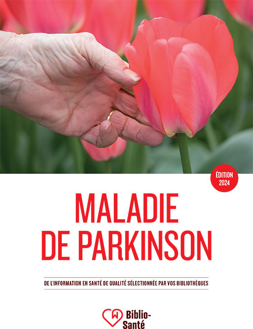 Personne âgée tenant une fleur