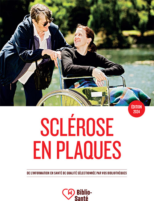 Dame poussant le fauteuil roulant d'une jeune femme