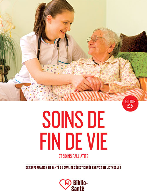 Aide soignante prenant d'une dame âgée