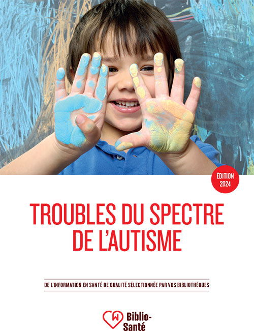 Enfant ayant les mains pleines de peinture