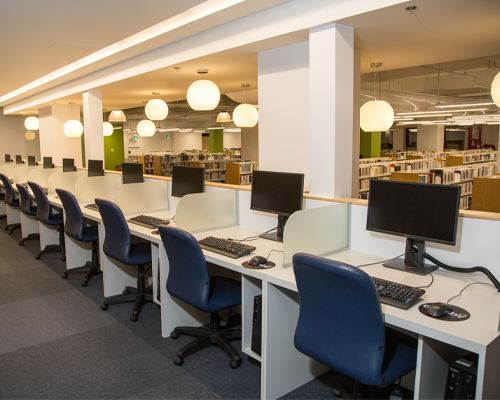Ordinateurs disponibles à la bibliothèque